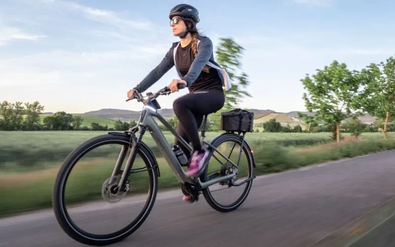 Femme sur un vélo électrique vtc